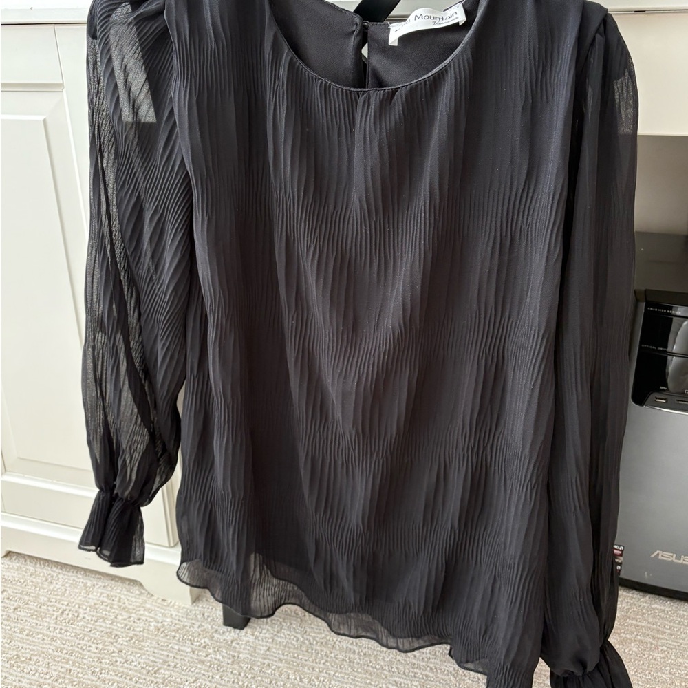 Brand New WOT SZ small “Little Mountain “ black blouse
